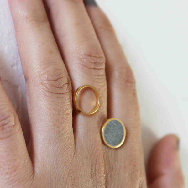 Double circles concrete ring in gold - BAARA